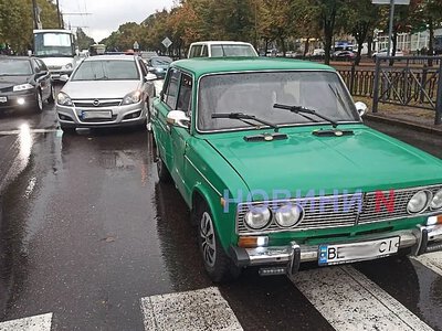 В Николаеве «ВАЗ» столкнулся с «Опелем»: на проспекте огромная пробка