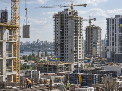 Новое жилищное строительство в Украине остается более чем вдвое ниже уровня 2021 года
