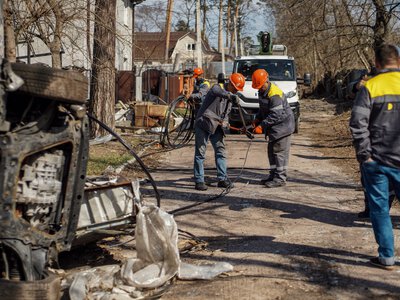Пять областей остались без света из-за обстрелов РФ, ранены энергетики