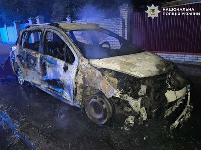 Поджог среди жилых домов: в Киеве молодой человек уничтожил автомобиль