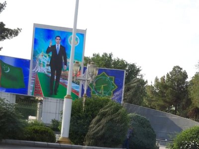 В Туркменистане бюджетников заставляют покупать плакаты со стихотворением президента и его новые портреты