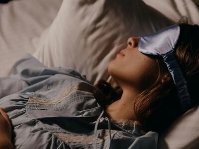 Одна вечірня звичка може покращити сон без добавок: сомнологи пояснили, чому важливий стабільний час відбою