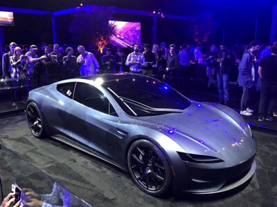 Tesla знову обіцяє показати Roadster: нову презентацію призначили на 1 жовтня після багаторічних затримок
