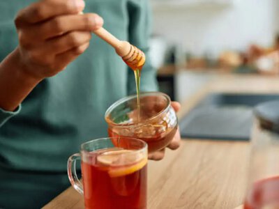 Мед не лише підсолоджує чай: п’ять властивостей продукту, про які варто знати — і важливі обмеження