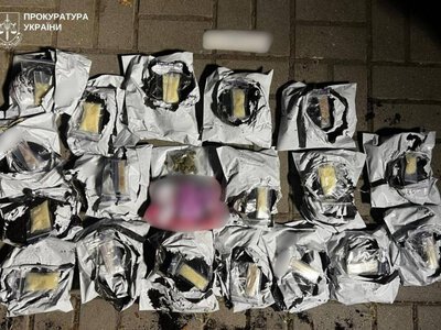 Біля поштомату у Запоріжжі затримали чоловіка з 19 посилками наркотиків