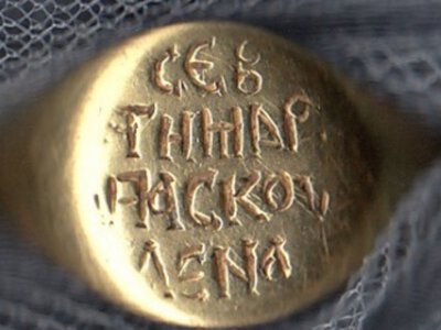 В Болгарии нашли золотое кольцо-печать XIV века с женским именем