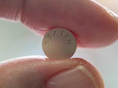 Ці відомі таблетки пов’язали з нижчим ризиком деменції: вирішальним може бути момент початку лікування