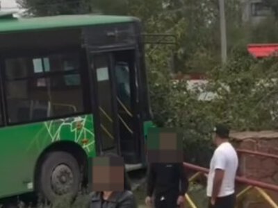  Маршрутный автобус протаранил стоящий автомобиль в области Абай 
