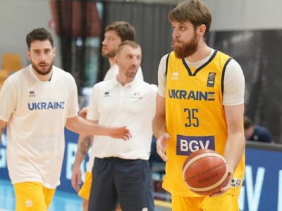 Нападающий сборной Украины официально вернулся в Европу с экзотического баскетбольного первенства