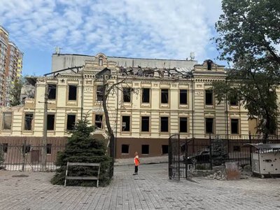 Крыша уже уничтожали, теперь разбирают стены: новая угроза для исторического здания Киева