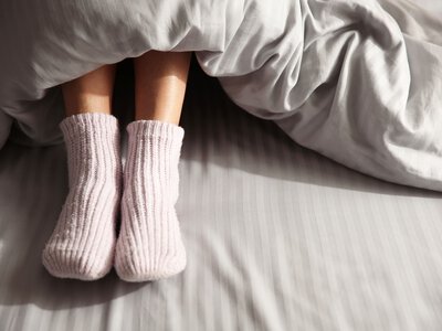 Сон у шкарпетках може допомогти заснути швидше: чому теплі стопи впливають на відпочинок