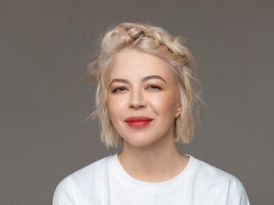 ONUKA показала статуетку «Еммі» і відправила її до дідусевої майстерні в Чернігові