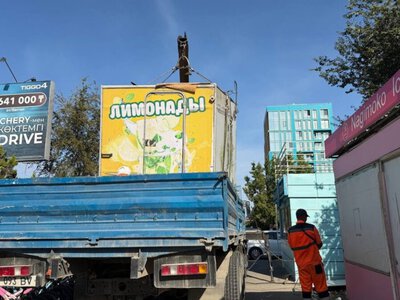  В Актау убрали незаконные торговые конструкции возле ТЦ «Астана» 