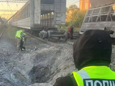 Ракеты упали над Киевом: разбитые окна, автомобили и ямы после взрывов, - ФОТО