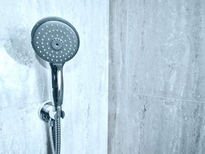 Стекло душевой снова в пятнах: эта привычка занимает всего 30 секунд