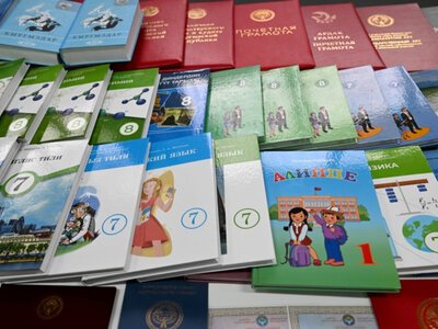 В Кыргызстане власти обещают проверить продажу учебников на рынках при их нехватке в школах