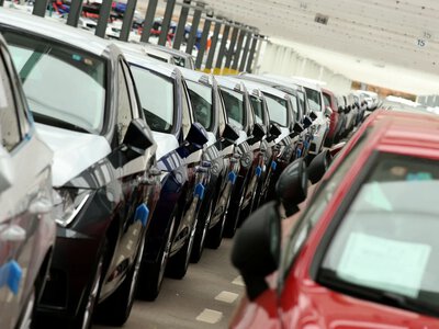 ЕС призвал Китай добровольно ограничить экспорт гибридных автомобилей во избежание торговой войны
