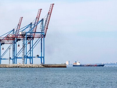 РФ атаковала судно под флагом Танзании в Черном море, есть погибший и раненые – украинские власти