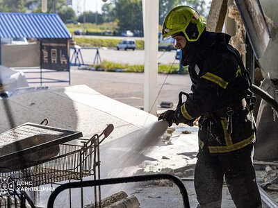 Прилет по торговому центру в Харькове: ГСЧС показала последствия удара (видео)