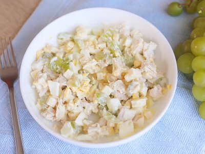Он затмит Оливье и Цезарь: изысканный салат с курицей и виноградом всего из 4 ингредиентов