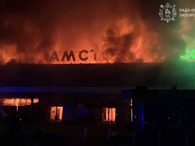 Удар по супермаркету в Запорожье: вспыхнул масштабный пожар (фото)
