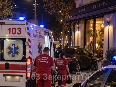 В Ужгороде 18-летняя водительница BMW врезалась в ресторан: пострадали три человека
