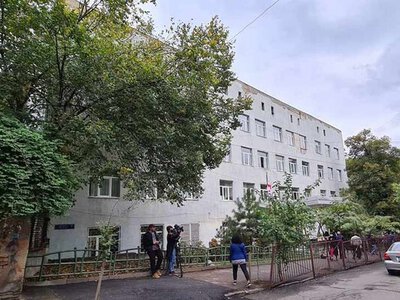 В центре Тбилиси закрывают школу на 1,3 тыс. учеников из-за аварийного состояния