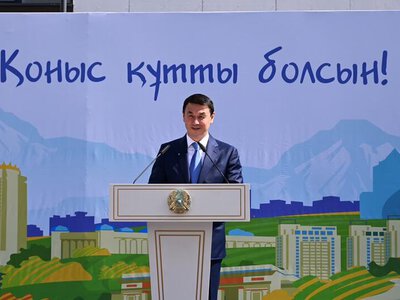 Накануне Дня города аким Алматы Дархан Сатыбалды вручил ключи от новых квартир очередникам