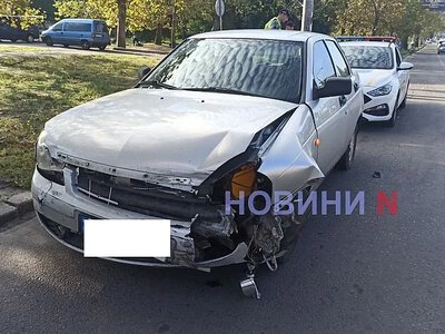 Lada не пропустила Tesla на проспекте в Николаеве