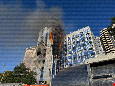Враг атаковал административное здание в центре Одессы: пожар охватил несколько этажей, известно о 5 раненых