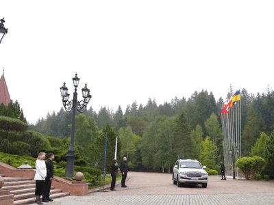 Иностранные делегации прибывают в Буковель на саммит C8