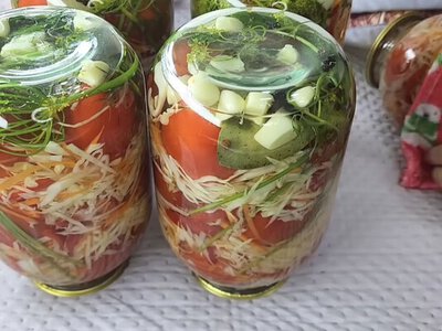 Забудьте об обычных маринованных помидорах: гениальное овощное ассорти в банках к картофелю и мясу