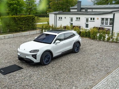 Porsche Cayenne Electric навчився заряджатися без кабелю