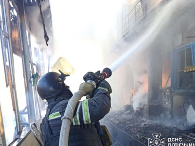 В Краматорске спасатели спасли двух человек из задымлённой квартиры после обстрела