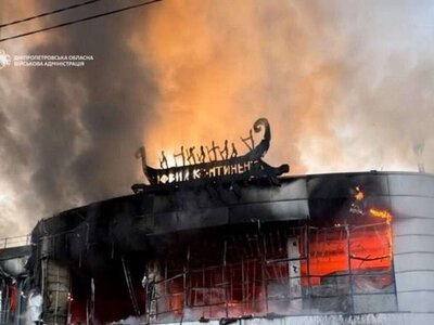 Россияне атаковали ТЦ в Днепре: бушует пожар, есть раненые
