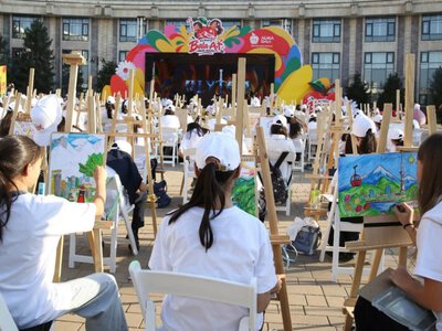  Тысяча юных художников Алматы установили рекорд Казахстана 