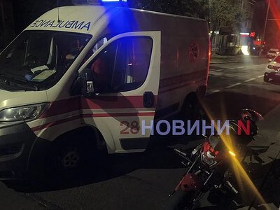 В центре Николаева мотоцикл сбил женщину: пострадавшую увезла скорая