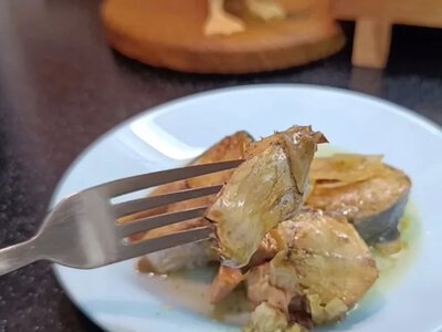 Его едят вместе с косточками: недорогая запеченная сельдь, которая вкуснее красной рыбы