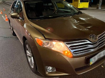 Бежал дорогу: на Нивках в Киеве Toyota сбила пешехода, фото с места происшествия