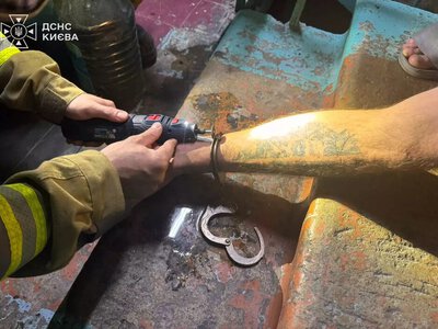 Не смог самостоятельно снять наручники: в Киеве спасатели освобождали мужчину из ловушки