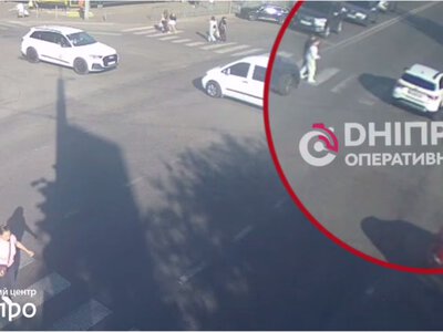 В Днепре на Калиновой парень на самокате попал под колеса автомобиля: момент ДТП попал на видео