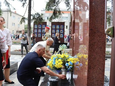 В Первомайске открыли Аллею Славы погибших защитников и защитниц