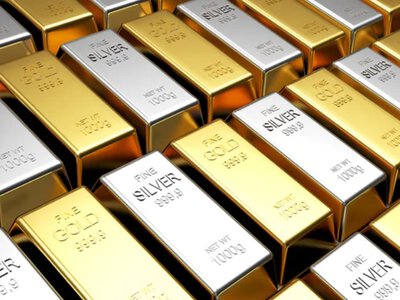 Золото держится около $4375 за унцию после первого повышения ставки ФРС с 2023 года