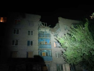 В Славянске разрушена многоэтажка: под завалами ищут человека