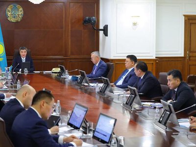 Олжас Бектенов Президенттің «Таза Қазақстан» экологиялық акциясы аясында берген тапсырмаларын жүзеге асыру мәселелері жөнінде кеңес өткізді