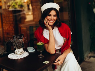 Звезда сериалов Анастасия Иванюк устроила романтическую осеннюю фотосессию