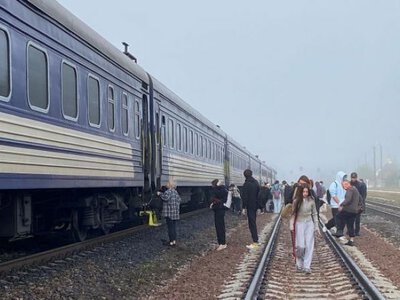 Поезд могут остановить даже при «желтой» тревоге: «Укрзализныця» разъяснила новые правила безопасности