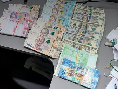 БЭБ разоблачило сеть конвертцентров с оборотом 23,5 млрд грн: изъяли 130 млн грн наличных