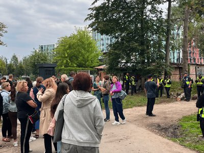 На Теремках протестующих силой оттесняли от места проведения работ