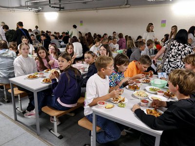 В Киевской области изменили форматы школьного питания: около 120 тысяч детей могут есть в укрытиях